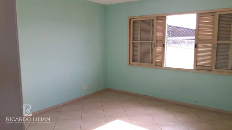 Imagem Sobrado com 5 kitnets independentes em localização estratégica para renda