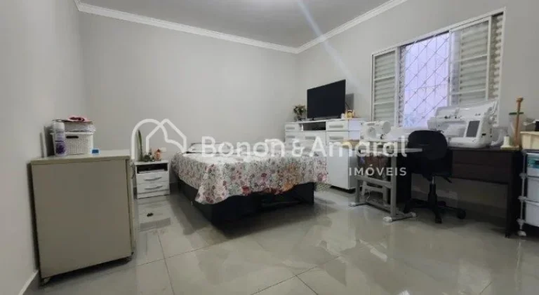 Imagem Encante-se com esta bela casa térrea, estrategicamente localizada próxima ao Shopping Dom Pedro, e...