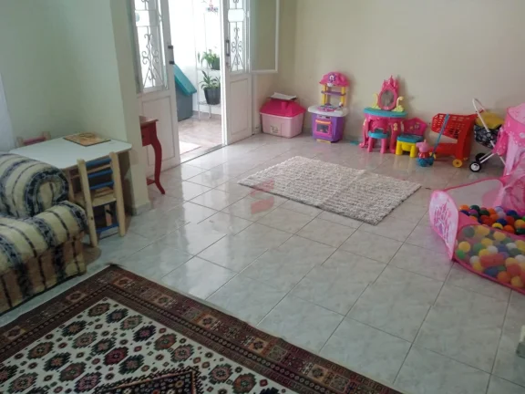 Imagem Sobrado Averbado à Venda no Centro de Pinhais – Rua Santa FéSobrado averbado localizado no Centro de Pinhais, em excelente região, próximo a comércios, escolas e serviços.Características do imóvel:4 dormitórios, sendo 1 suíteBanheiro socialLavaboSala de e