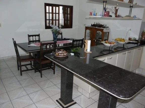 Imagem ???? Sobrado Amplo com Estilo Clássico - 4 Quartos, Suíte com Banheira e Muito Espaço!