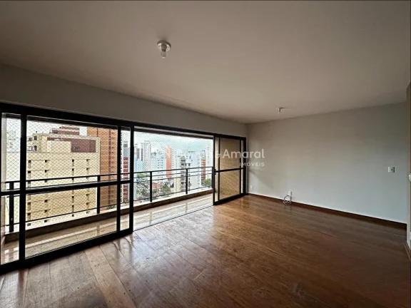 Imagem Viva com conforto e elegância neste amplo apartamento de 289m², ocupando andar inteiro, em uma das...