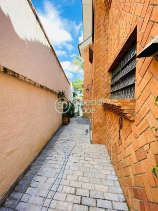 Imagem Possuí 600m² de área construída em 700m² de terreno. São três andares com ambientes muito esp...