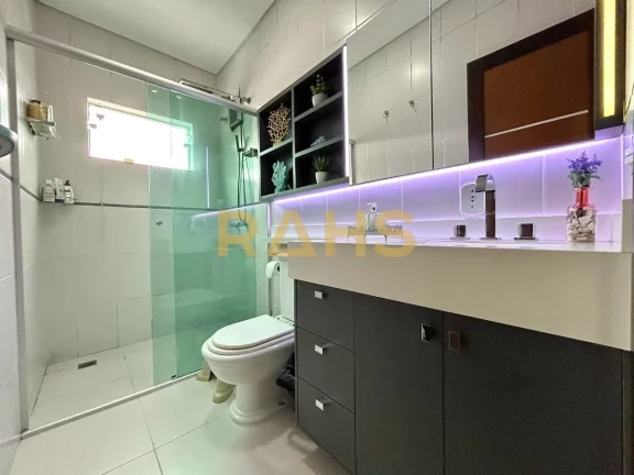 Imagem Ótima casa averbada localizada no bairro Floresta em Joinville, próximo a rua Farroupilha. Conta c...