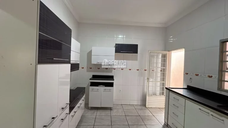 Imagem Casa padrão à venda no Jardim Nenê Gomes, Uberaba - 3 dormitórios, 1 suíte
