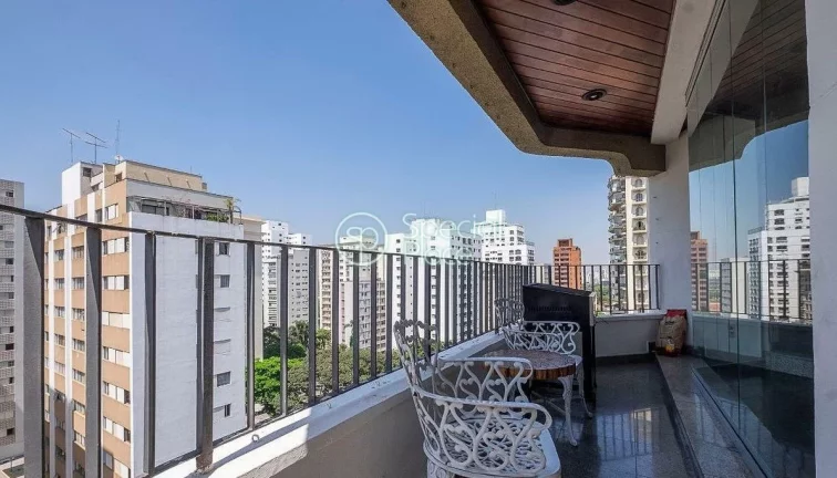 Imagem Apto amplo e iluminado com 220m² muito bem localizado numa via super arborizada. Living amplo para ...