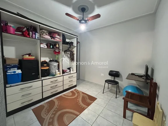 Imagem Casa em rua tranquila, recentemente pintada, com garagem para até 5 carros. Possui sala de estar, s...
