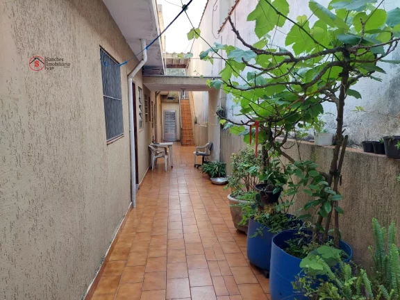 Imagem CASA TÉRREA A VENDA NA MOOCA. 3 DORMITÓRIOS, 1 SUÍTE, 2 SALAS, 2 COZINHAS, ÁREA GOURMET COM CHURRASQUEIRA, 3 BANHEIROS E 2 VAGAS DE GARAGEM COBERTAS.