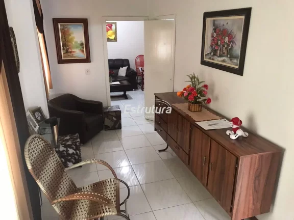 Imagem Sobrado com localização central e pátio amplo