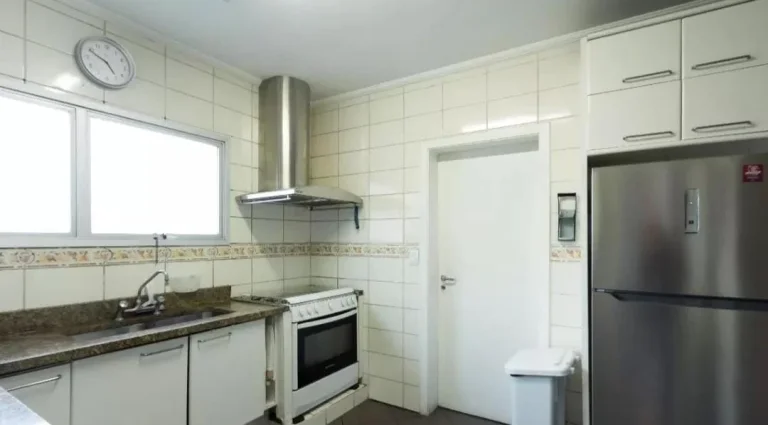 Imagem Apartamento 240 M², 1 por andar, 4Q, 3 Suítes, 5 banheiros, 4 vagas, 800M do metrô, 100% face norte, gerador full, dependência de serviço, piscina.