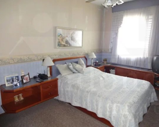 Imagem Apartamento bem distribuÃ­do com piso de madeira e armÃ¡rios, living para 03 ambientes, lavabo, ...