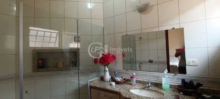 Imagem Oportunidade Única! Terreno Amplo com Casa Completa e Sofisticada