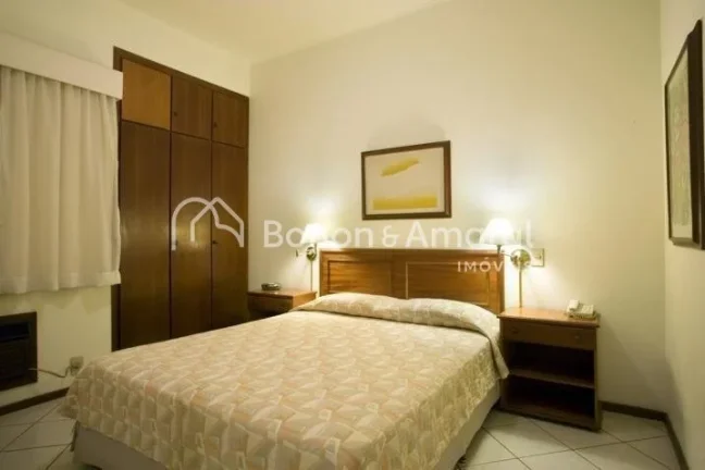 Imagem Com um dormitório e sala modificada para acomodar um confortável sofá-cama, este imóvel foi plan...