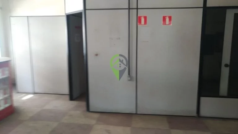 Imagem Prédio Comercial no Centro de Santos, com 2 amplos pavimentos para locação2º piso: Recepção, 6 salas, 4 banheiros. As opções de utilizações são enormes