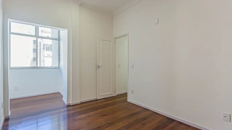 Imagem Apartamento 139M², 2Q, 1 Banheiro, 1 Vaga, Varanda, Armários.