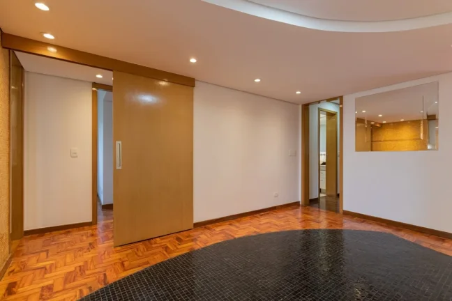 Imagem OPORTUNIDADE IMPERDÍVEL ! Apartamento 125M² Reformado, 3Q, 1 Suíte, 2 Banheiros, 2 Vagas.