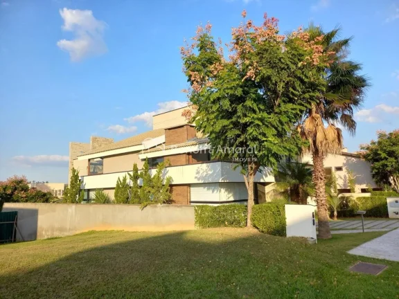 Imagem Linda e espaçosa casa com 472 m² de área construída em um terreno de 560 m². O imóvel possui s...