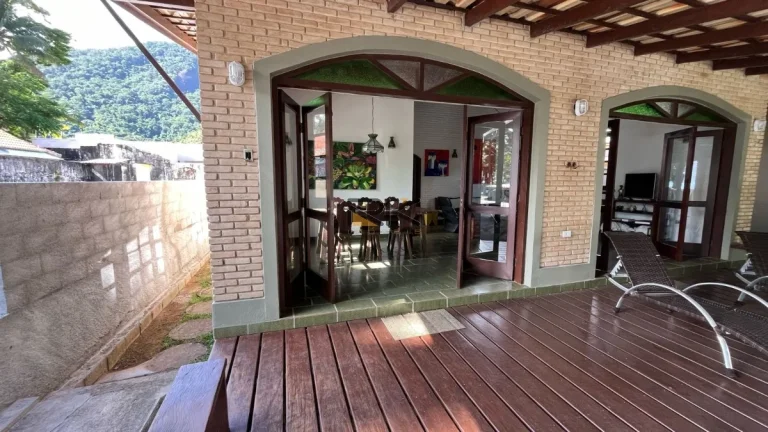 Imagem CASA EM CONDOMINIO FECHADO COM 3 DORMITÓRIOS,2 VAGAS DE GARAGEM,SALA 2 AMBIENTES