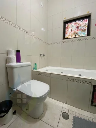 Imagem Sobrado com 3 dormitórios sendo 3 suítes, 5 banheiros, 2 vagas, com 223m² em Santo André