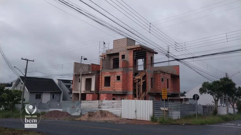 Imagem Sobrado de esquina, tríplex 169 m² com 3 quartos (1 suíte) à venda por R$ 1.051.000 - Atuba - Curitiba/PR