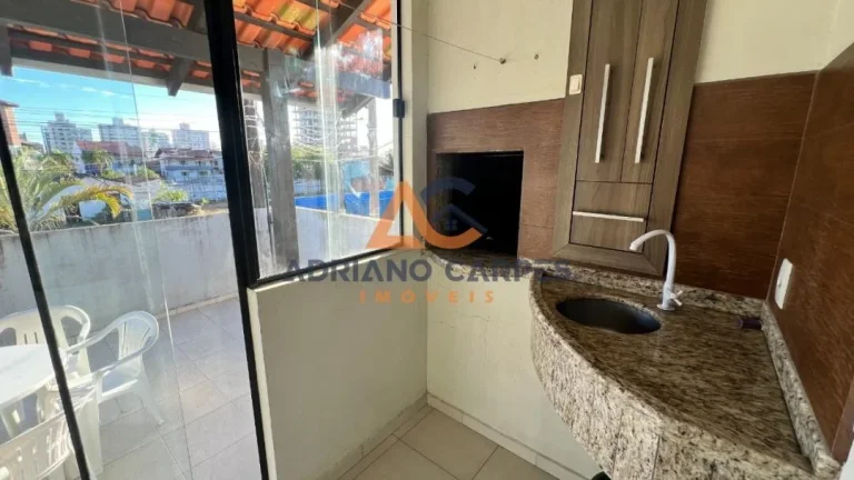 Imagem Aluguel de temporada de casa de praia com 2 dormitórios sendo 1 suíte, sacada com churrasqueira e 2 vagas de garagem, muito bem localizada no bairro Gravatá em Navegantes- SC