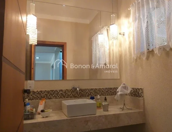 Imagem Esta casa oferece um excelente espaço, com quatro suítes, incluindo uma máster com closet e banhe...