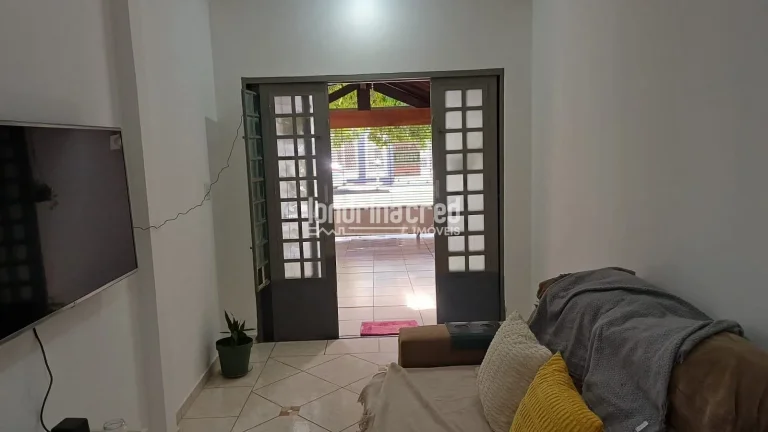 Imagem Casa com laje, 2 quartos (1 suíte com banheira), sala, copa e cozinha conjugadas, garagem para 2 carros, churrasqueira, portão eletrônico e ótima localização