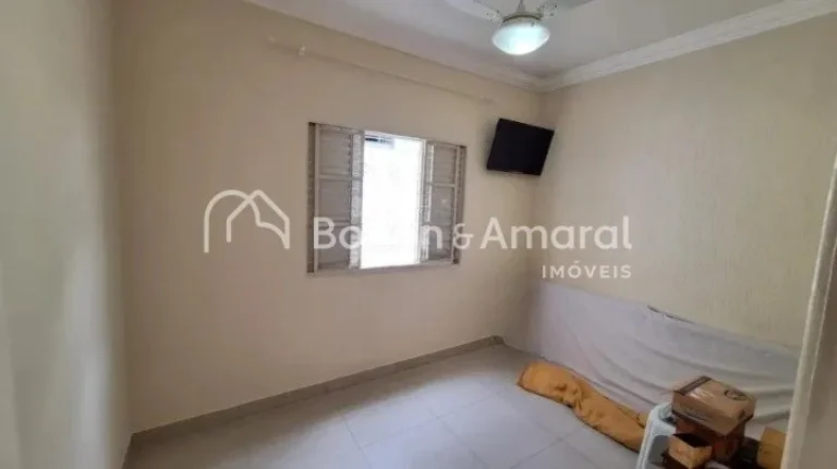 Imagem Casa térrea à venda no Parque Taquaral. O imóvel conta com 3 quartos, 2 banheiros, sala, copa, co...