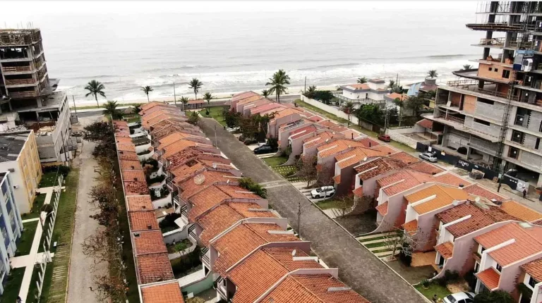 Imagem Sobrado em condomínio frente mar 3 dormitórios sendo 1 suíte e 1 vaga - Barra Velha - Tabuleiro /SC