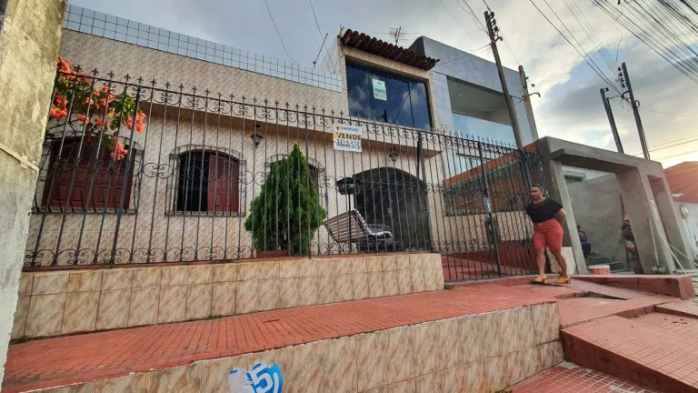 Imagem Casa na Suíssa à venda com 6 quartos, suíte e garagem - Confira!