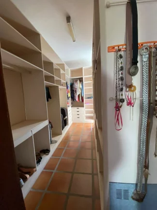 Imagem Mansão de Luxo na Coroa do Meio - 4 Suítes, Piscina com Cascata e Jardim com Pomar