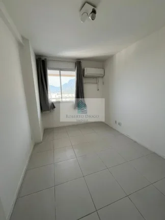 Imagem Imperdível cobertura à venda em Curicica, Rio de Janeiro - 2 quartos, 1 sala, 1 banheiro, 2 vagas de garagem, 130m² de área.