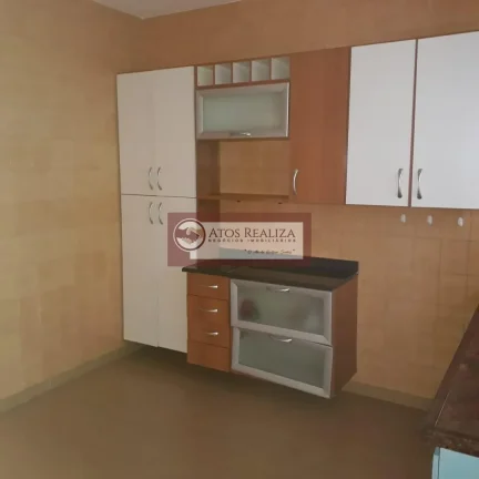 Imagem Oportunidade. Vendo lindo sobrado na vila do encontro, a 10 minutos andando do metrô Jabaquara, imóvel com 2 Dormitórios espaçosos, Cozinha com Armários, sala grande, edícula com lavanderia, bem localizado em uma rua sem saída em Jabaquara. Valor de oport