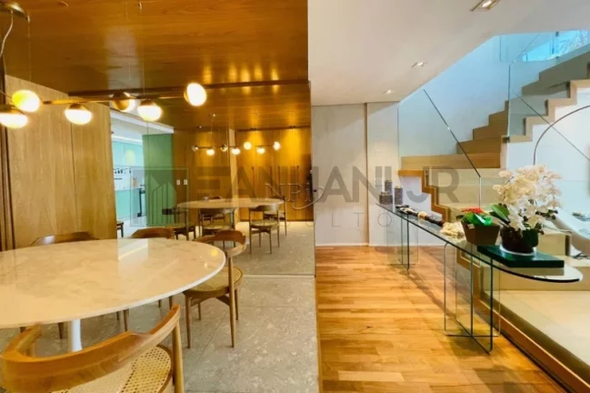 Imagem Venha se encantar com essa incrível cobertura no coração do Itaim Bibi, no Condomínio Edifício Igarapé! Completamente reformada, essa cobertura de 2