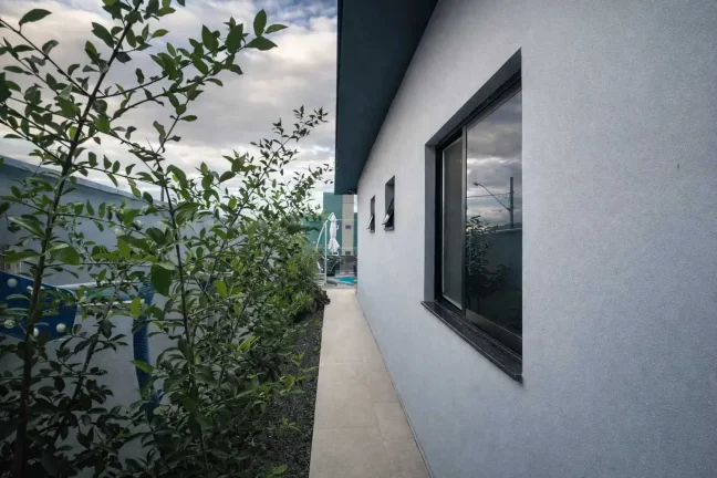 Imagem Casa com 2 dormitórios sendo 1 suíte e 1 vaga de garagem em Gov Celso Ramos/SC