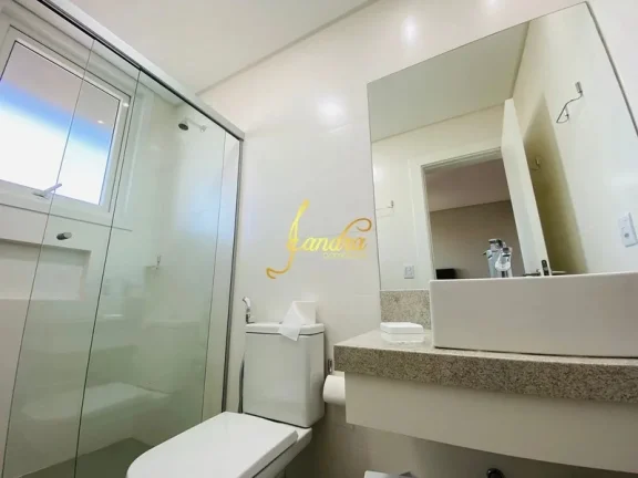 Imagem Lindo sobrado em condomínio fechado com piscina com 05 suítes