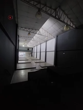 Imagem Salão comercial para alugar. Construido para ser uma igreja, com pulpito e amplo espaço para culto. Possui banheiros, copa, cozinha e escritórios.