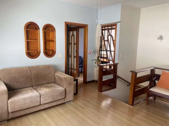 Imagem Venda, 176m2, Casa Principal Com 2 Suítes, Espaço Gourmet e Piscina, Sistema de Energia Solar, Trindade - Florianópolis/SC