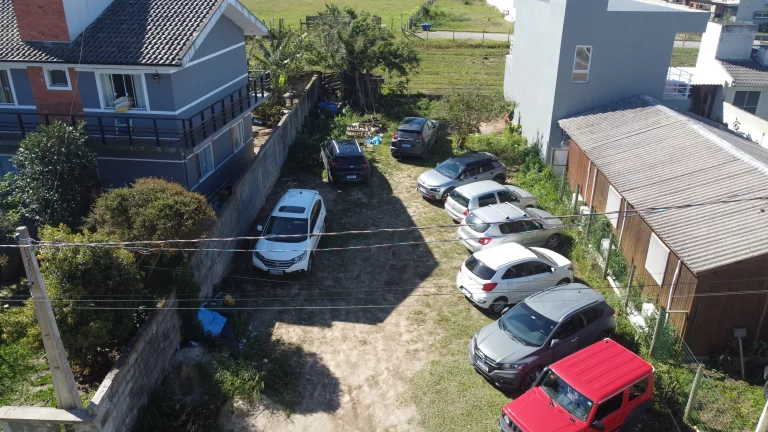 Imagem Terreno plano de 354m² no centro de Garopaba, a 2km do mar. Próximo a comércios, supermercado, com viabilidade para 2 sobrados. Financiável!