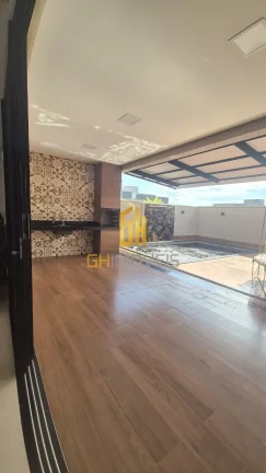 Imagem O sobrado possui:

- Casa toda em ESQUADRIAS
- Sala ampla com 2 ambientes integrada à área de laze...