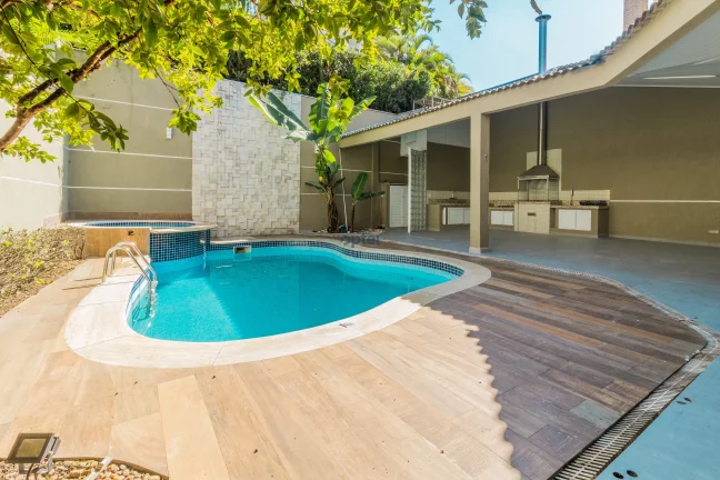 Imagem Casa de Alto Padrão 3 suítes, 4 vagas e Piscina à Venda no condomínio Forest Hills no bairro Anchieta
