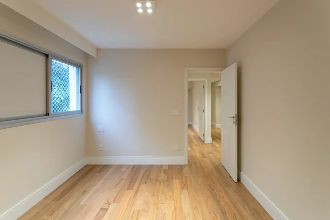 Imagem Apartamento 263M² Reformado, 4Q, 2 Suítes, 3 Banheiros, 2 Vagas, Lavabo, Academia, Piscina, Churrasqueira, Salão de Festas e Jogos, Quadra.