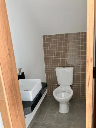 Imagem Sobrado com 3 Dormitórios Sendo 1 Suíte com 3 Dormitórios e 2 Vagas