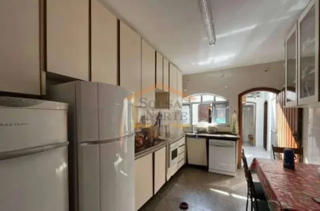 Imagem Sobrado com 208m². O imóvel possui 4 dormitórios, todos mobiliados, sendo 3 suítes, além de sac...