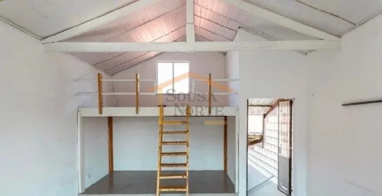 Imagem A casa é muito charmosa, muito iluminada com luz do sol natural e arborizada. Sala principal conta ...