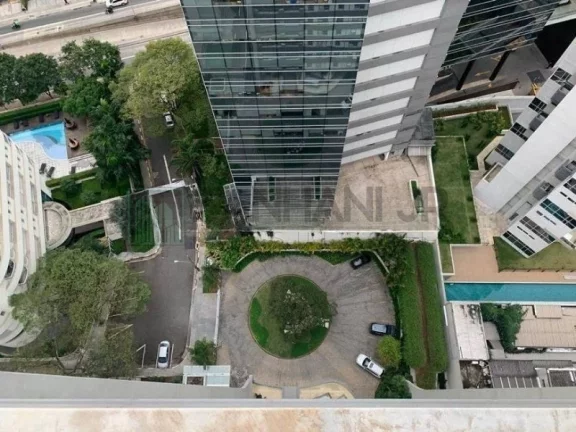 Imagem Descubra o seu novo lar no coração do Itaim Bibi! Com uma localização privilegiada na Rua Camargo Cabral, este magnífico apartamento de 280m² é a defi