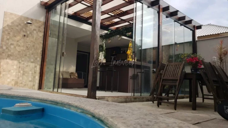 Imagem Residência Colonial de Luxo com Piscina e Espaço para Jogos Imagem Residência Colonial de Luxo com Piscina e Espaço para Jogos