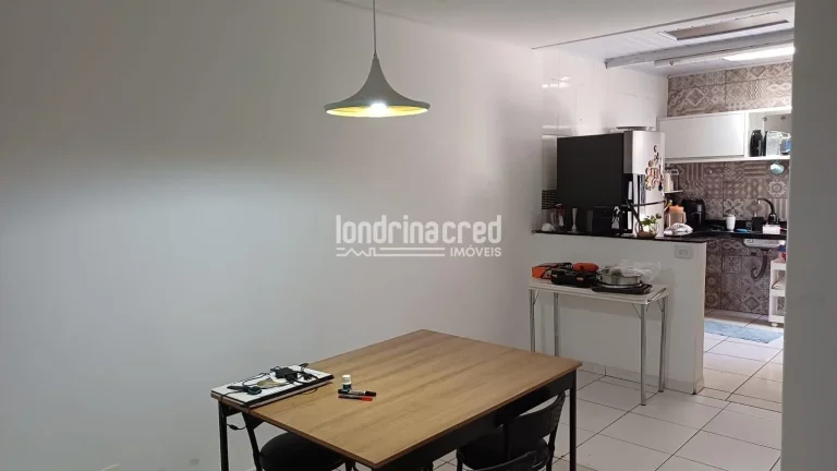Imagem Casa com laje, 2 quartos (1 suíte com banheira), sala, copa e cozinha conjugadas, garagem para 2 carros, churrasqueira, portão eletrônico e ótima localização
