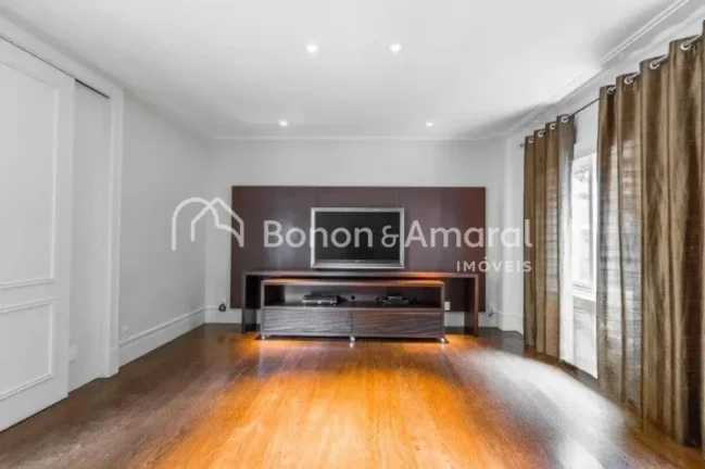 Imagem Sobrado amplo e luxuoso, com área construída de 835 m².

A residência possui no piso superior 4 ...