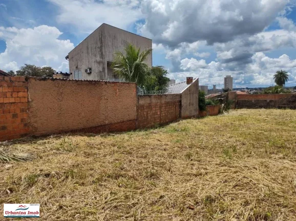 Imagem Terreno à Venda com 767 m2 no Bairro São Francisco na Rua José Oliva - Todo Murado