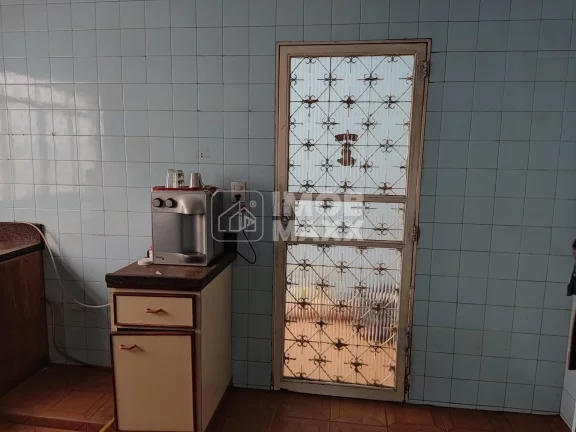 Imagem Casa à venda em Taguatinga Norte: 280m², 3 quartos, 1 suíte, 3 banheiros. Oportunidade por R$700 mil!